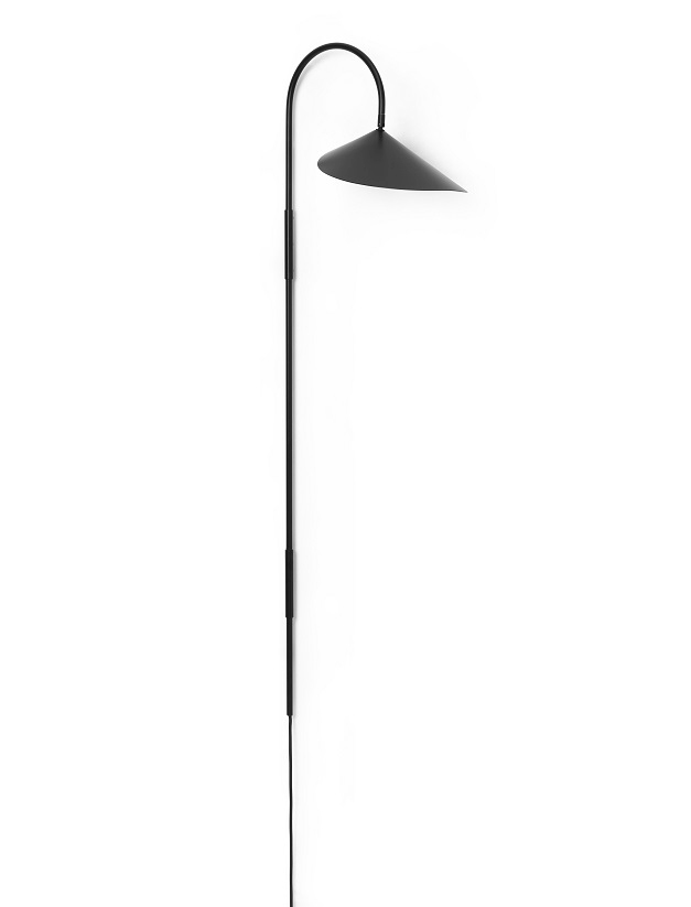 Schwarze Arum Wandleuchte von Ferm Living mit konischem Lampenschirm und minimalistischem Design.