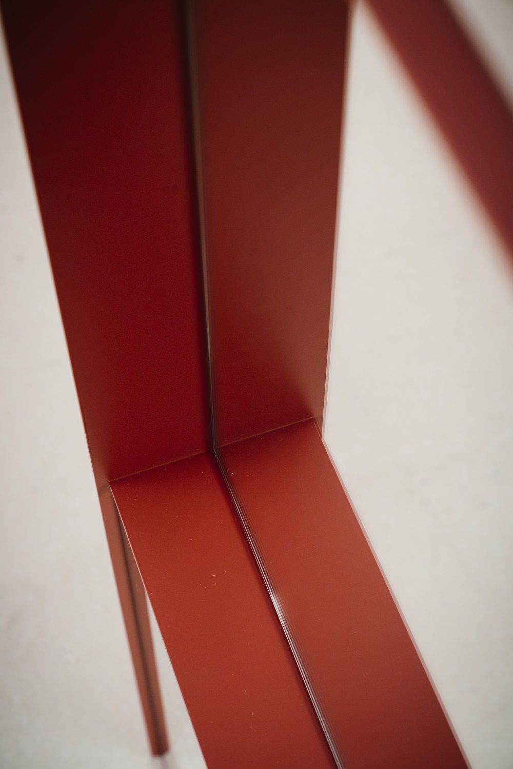Detailaufnahme des OneTwo Spiegels von Richard Lampert in Rot, modernes Design für stilvolle Wohnräume.