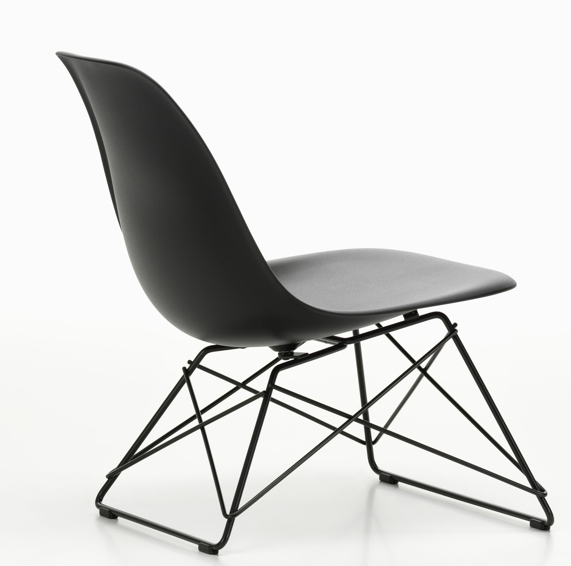 Schwarzer Eames Plastic Side Chair LSR Stuhl von Vitra mit verchromtem Drahtgestell vor weißem Hintergrund.