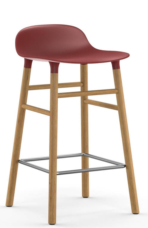 Form Barhocker von Normann Copenhagen, Höhe 65 cm, mit roter Sitzfläche und Holzgestell.