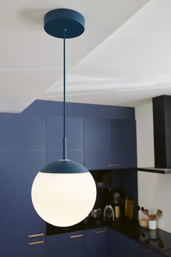 Mooon Pendelleuchte von Fermob, blaue Hängelampe mit runder, weißer Glaskugel, moderne Innenbeleuchtung für Küche.