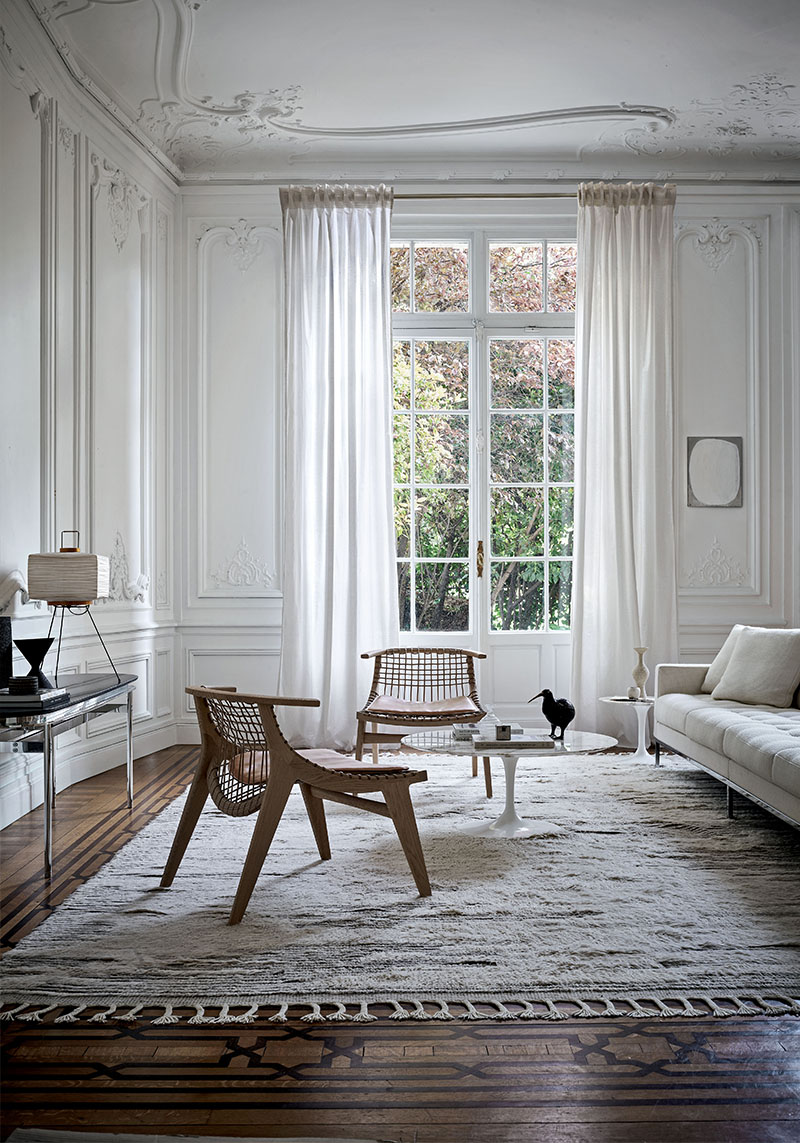 Innenaufnahme mit zwei Klismos Lounge Sesseln von Knoll International.