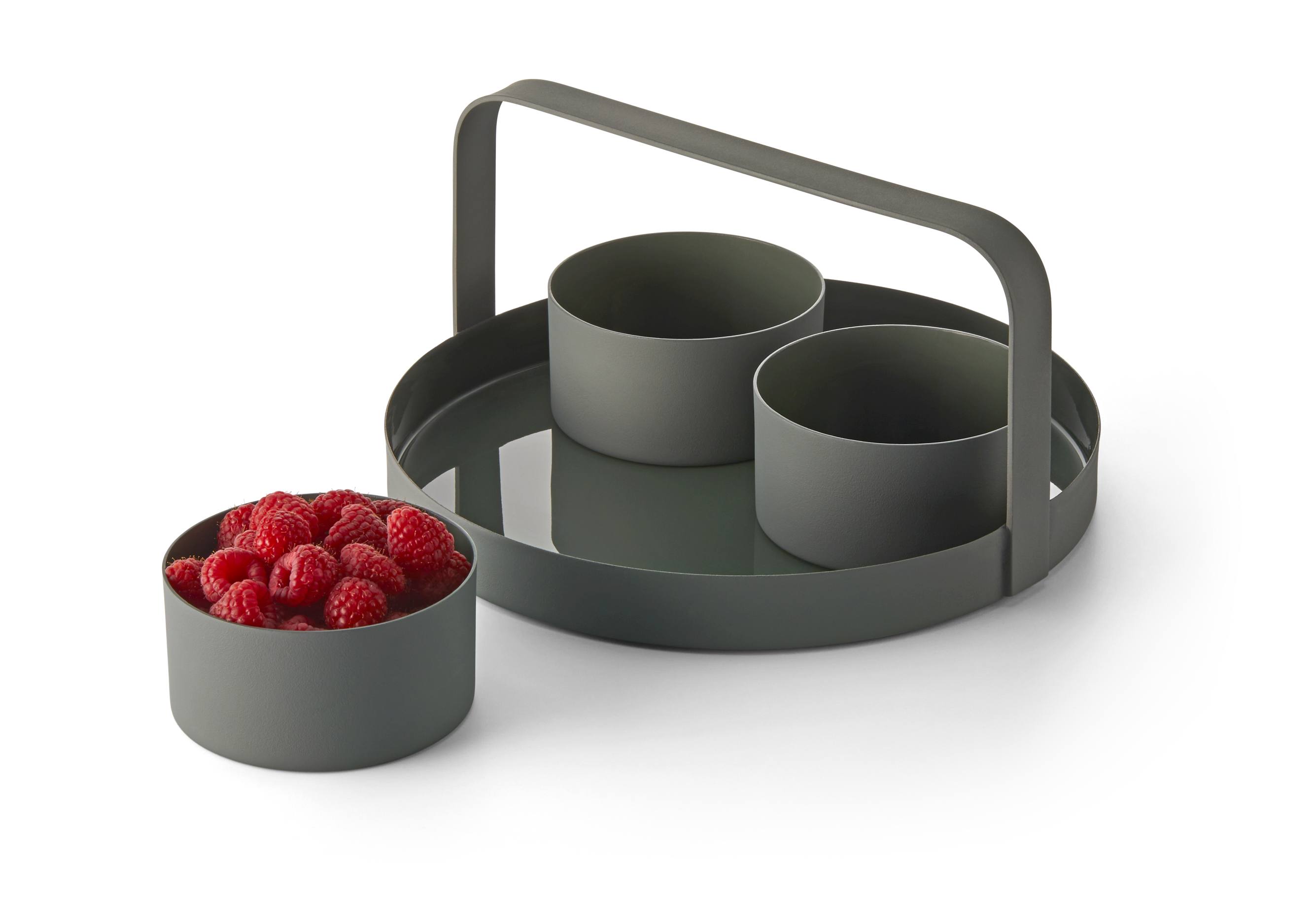 Clara Snack-Tablett von Philippi mit drei Schalen, eine gefüllt mit Himbeeren. Serviertablett für Snacks.