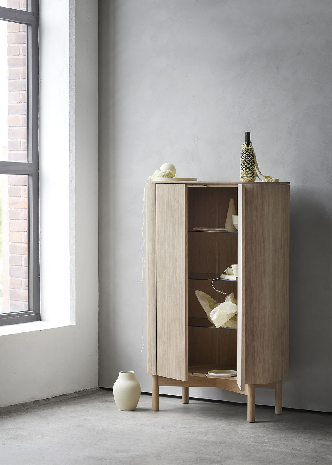 Bild eines Loud Schrankes aus geräucherter Eiche von Northern, modernes Design mit Glastüren und Regalen.