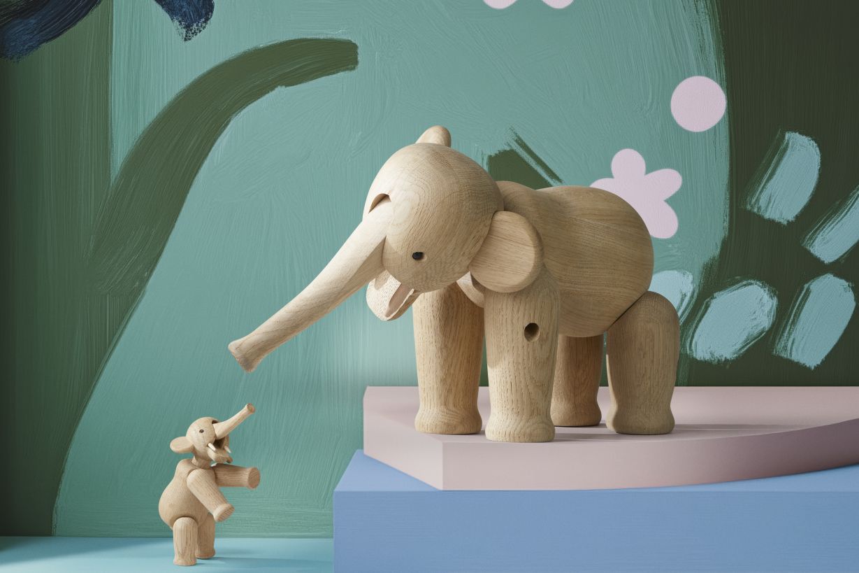 Grosser Kay Bojesen Elefant aus Eichenholz, detailreiche Holzfigur als Deko-Objekt und Spielzeug.