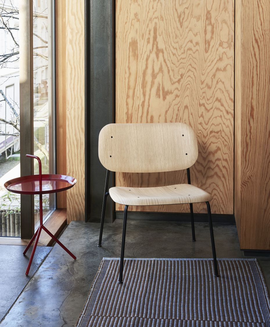 Hay Soft Edge Stuhl mit schwarzem Gestell und hellem Holz, moderne Sitzmöbel.