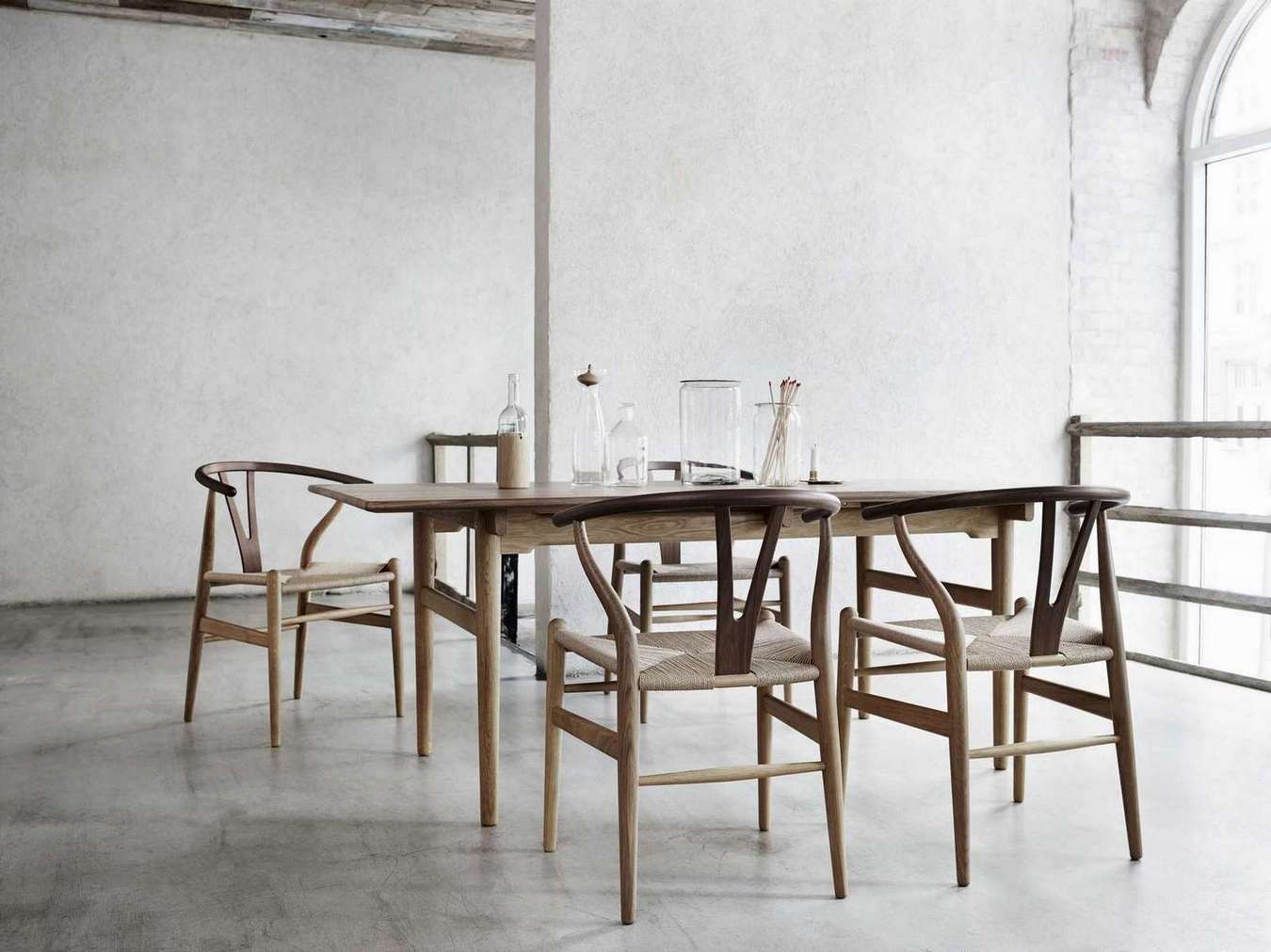 CH327 Tisch von Carl Hansen & Søn mit Holzstühlen in minimalistischem Esszimmer.