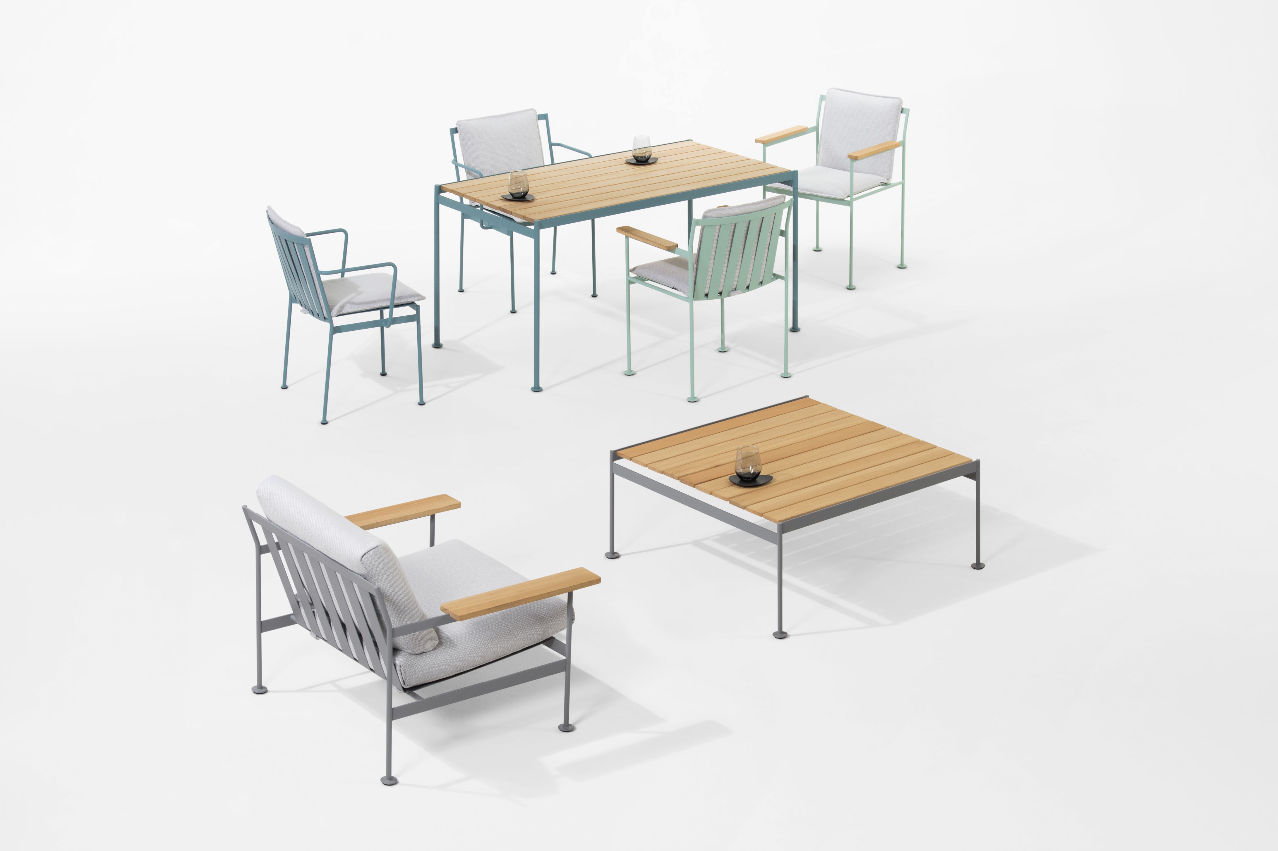 Prostoria Jugo Sessel und Gartentisch-Set mit Holzplatte und grauen Polstern auf weißem Hintergrund.