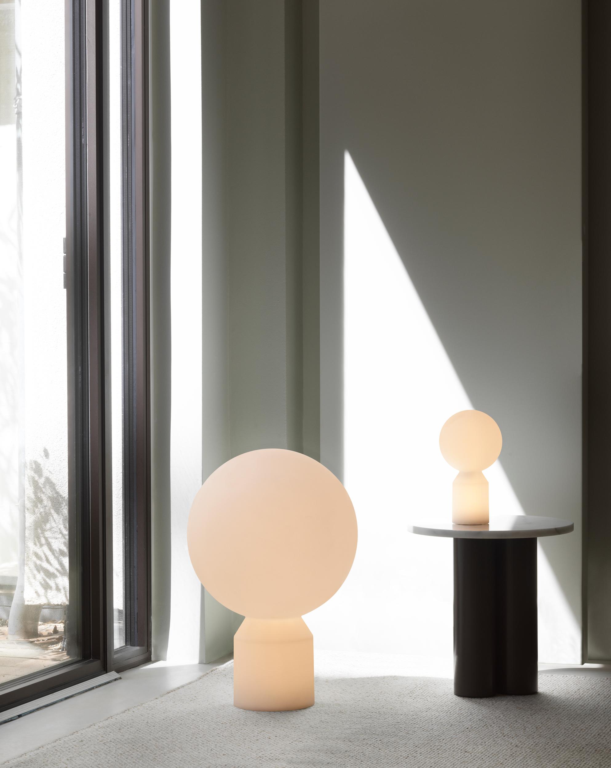 Normann Copenhagen Dit Coffee Table Beistelltisch mit zwei modernen, runden Lampen in einem hellen, minimalistischen Raum.