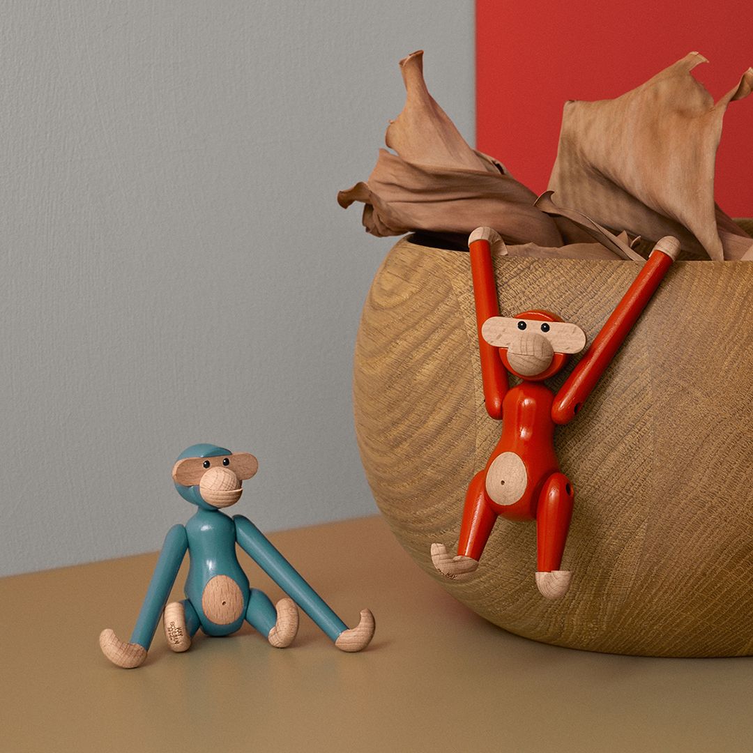 Buntes Affen Miniatur Holzspielzeug von Kay Bojesen, einer sitzt und einer hängt an einer Schale.