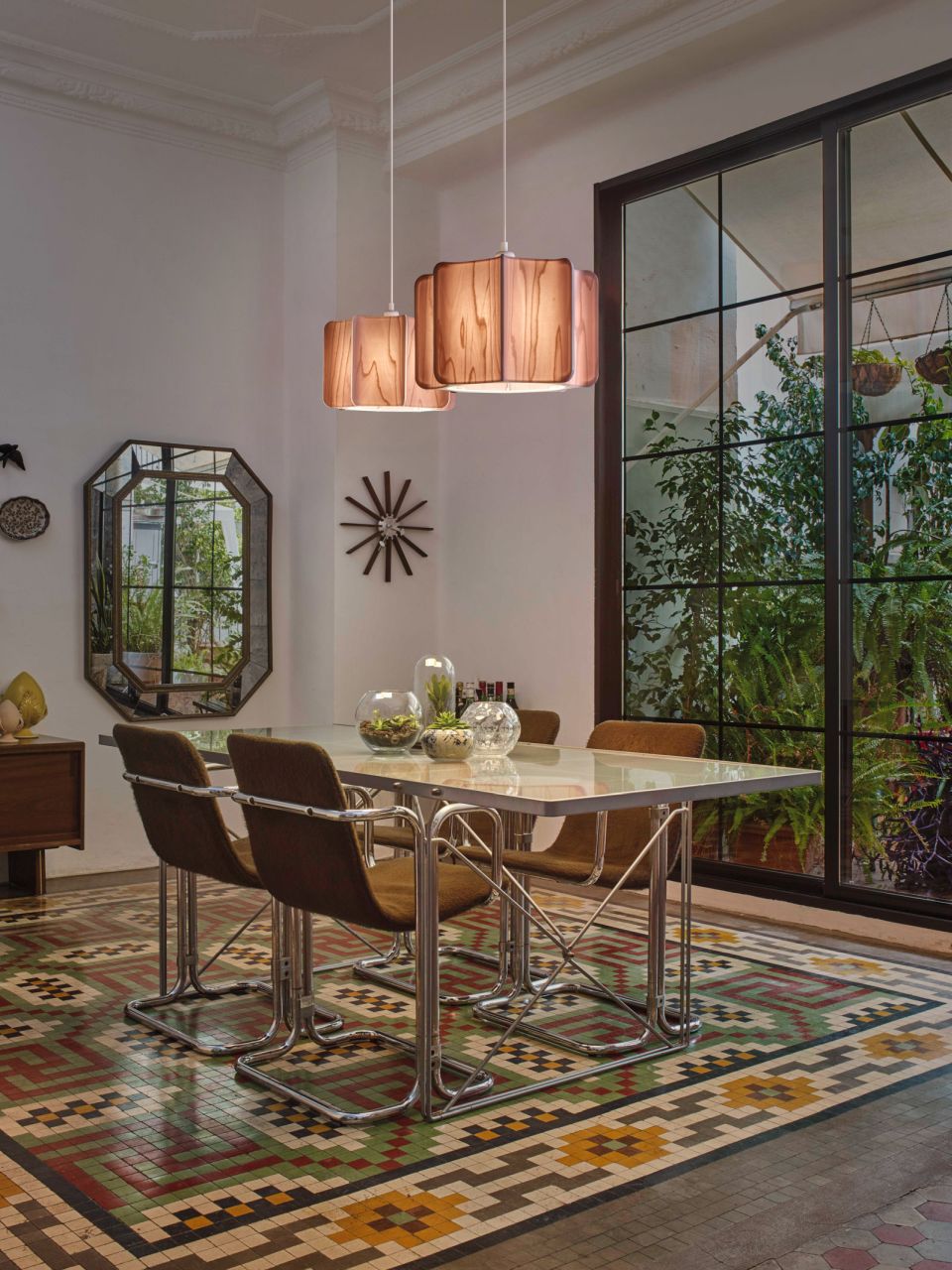 Esszimmer mit Kactos Pendelleuchten von LZF Lamps, Holzbeschichtung, modernes Design und warmem Licht.