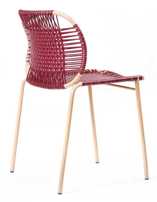 Cielo Stacking Chair: Stapelbarer Outdoor Stuhl in Rot-Pink mit geflochtener Sitzfläche und Rückenlehne.
