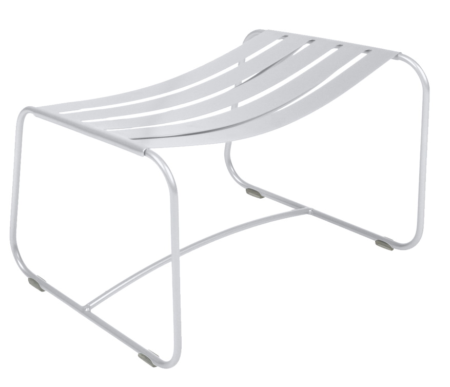 Silberner Surprising Fußhocker von Fermob für den Außenbereich, modernes Design mit gebogenen Metallstreben.