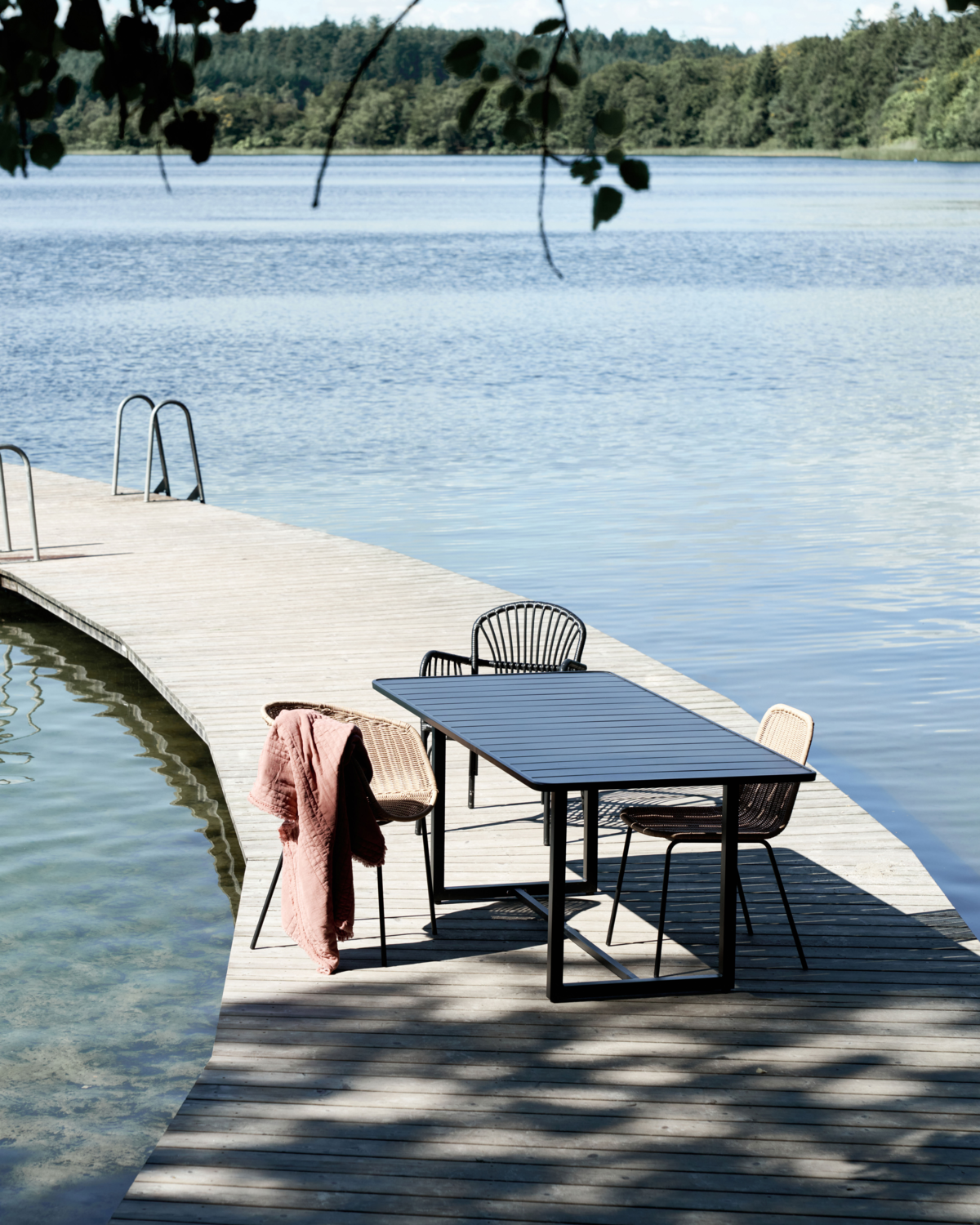 HDHapur Stuhl und Esstisch von House Doctor auf einem Holzsteg am See.