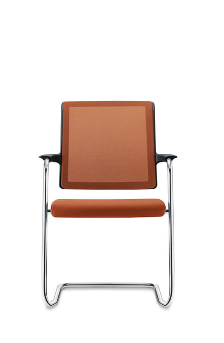 Interstuhl Goal-Air Freischwinger mit orangefarbenem Netzrücken und verchromtem Gestell, Bürostuhl für ergonomisches Sitzen.