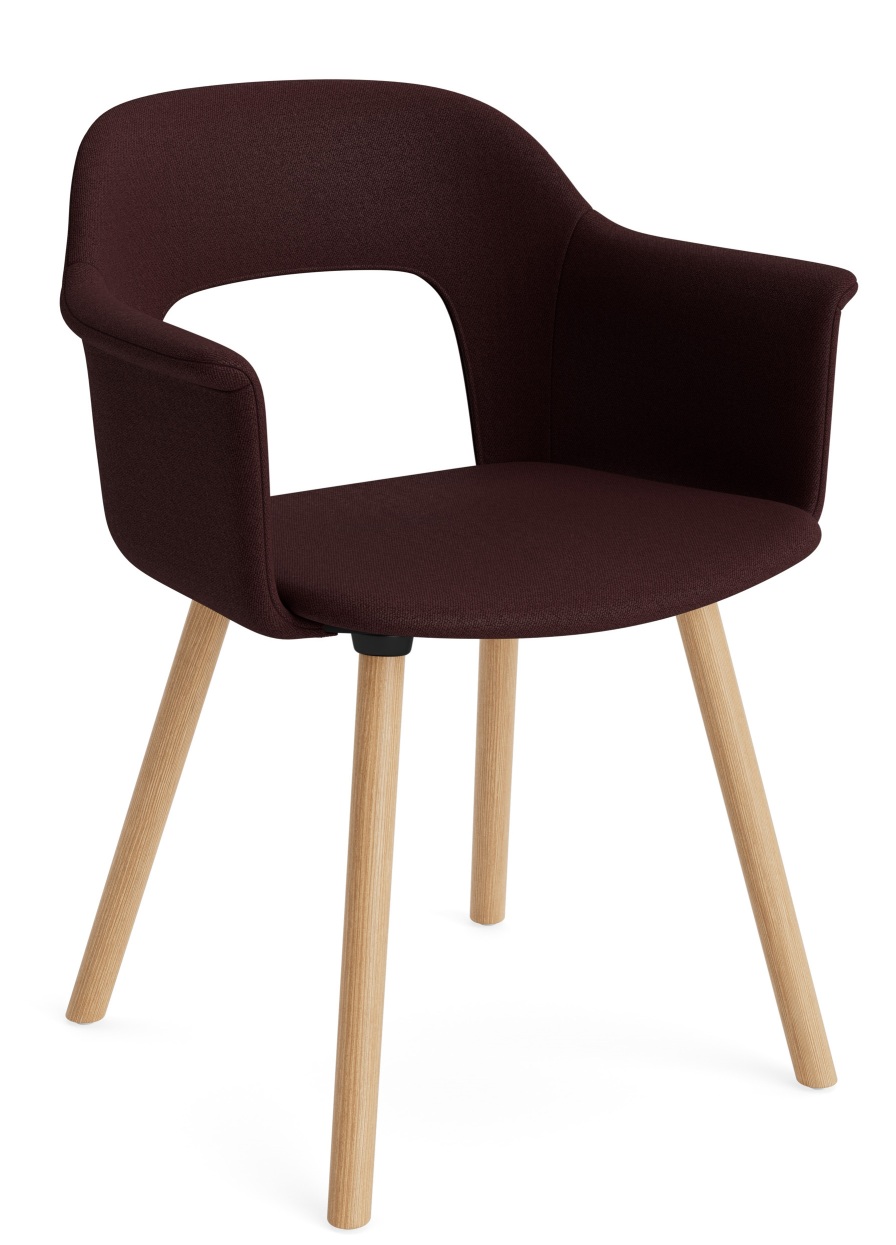 Layout Armchair von Hay, brauner Polsterstuhl mit Armlehne und hellem Holzgestell.