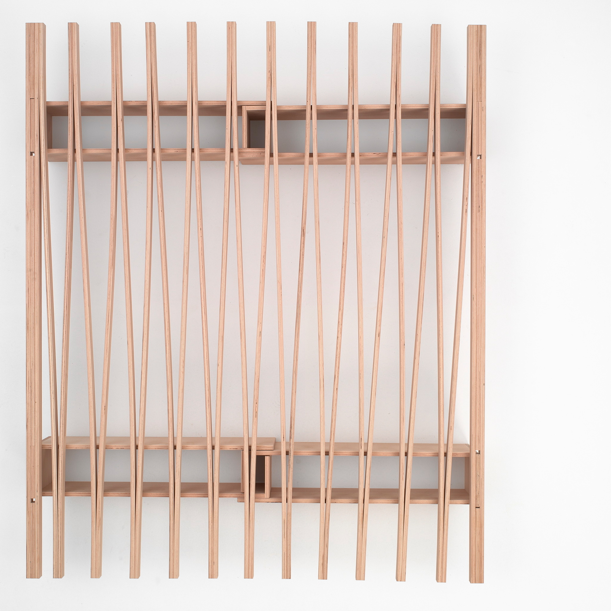 Detailansicht des Tojo V Bett 90/180 aus hellem Holz mit Lattenstruktur vor weißem Hintergrund.