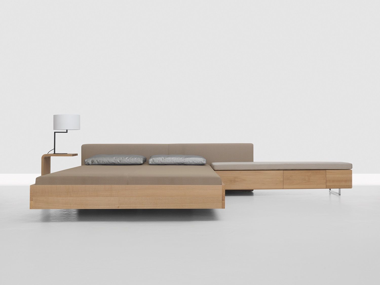 Bett mit Podest Sideboard aus Massivholz, minimalistisches Design, helle Holzoberfläche und Nachttischlampe.