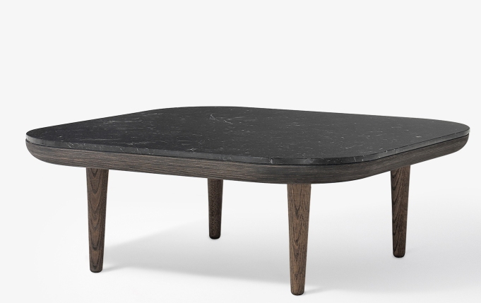 Fly Table Couchtisch von AndTradition mit quadratischer, schwarzer Marmorplatte und dunklem Holzgestell auf weißem Hintergrund.