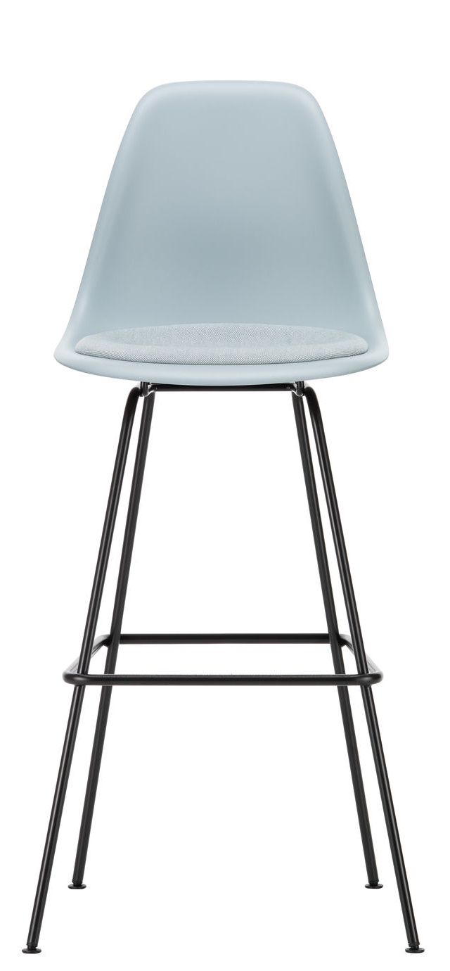 Eames Plastic Bar Stool von Vitra, hellblauer Barhocker mit Sitzpolster und schwarzem Metallgestell.