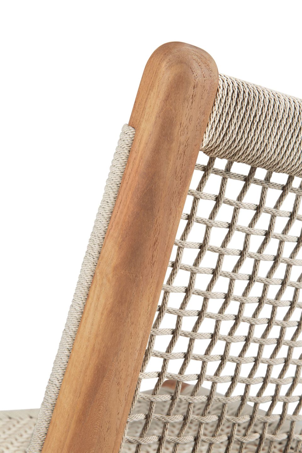 Detailaufnahme des Jack Outdoor Loungesessels von Ethnicraft: Teakholzrahmen mit geflochtener Kordel in Beige.