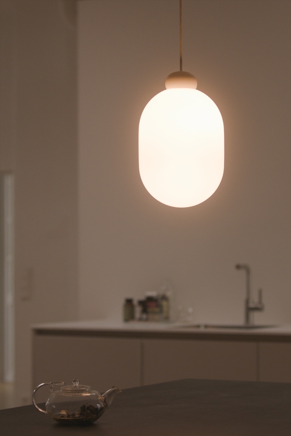 Nahaufnahme der Sun Pendelleuchte in Grau, moderne Hängelampe für Wohnzimmer und Küche.