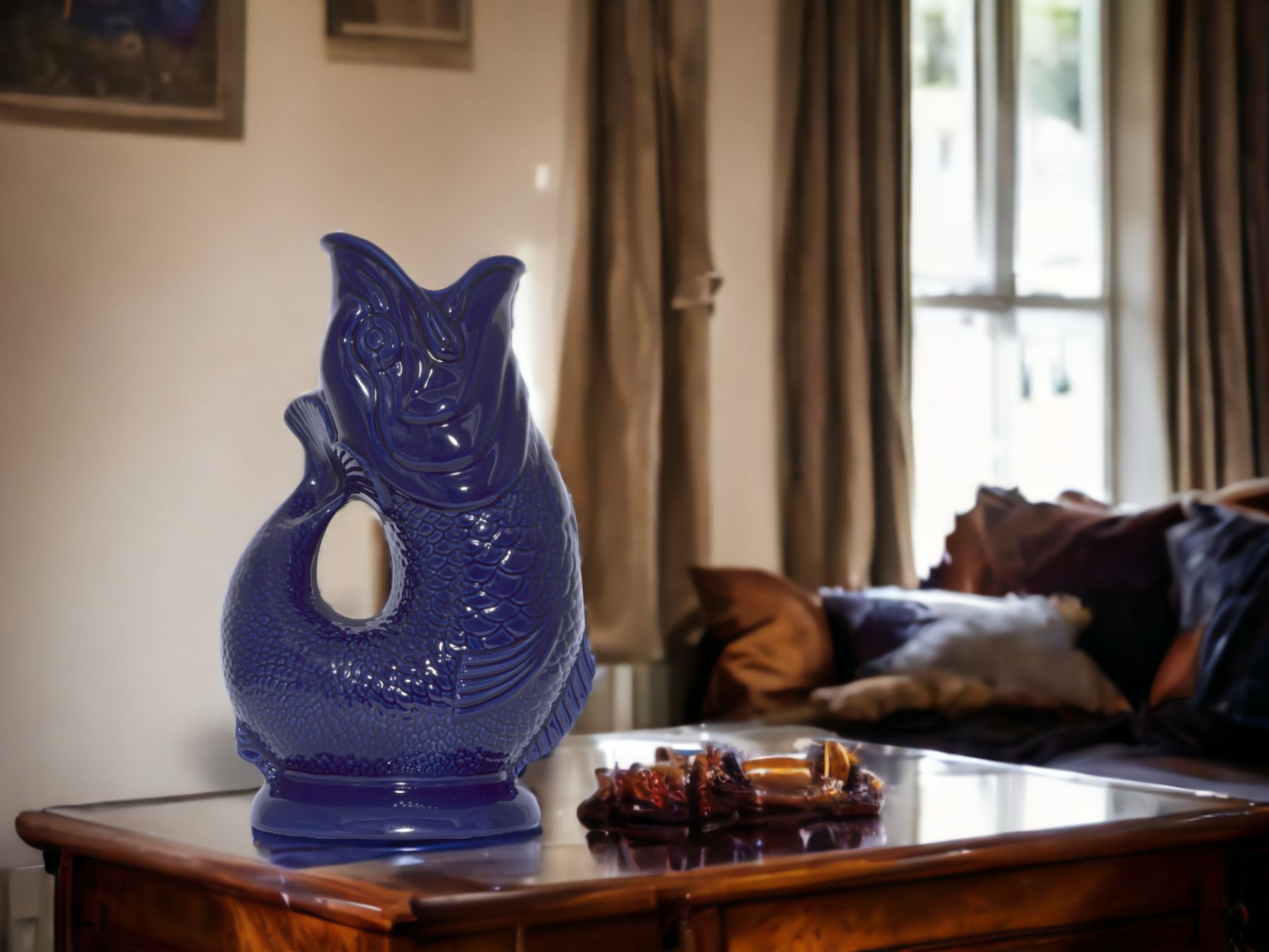 Dunkelblaue Gluckigluck Fischkaraffe XL auf einem Holztisch, dekorative Wasserkaraffe und Vase.