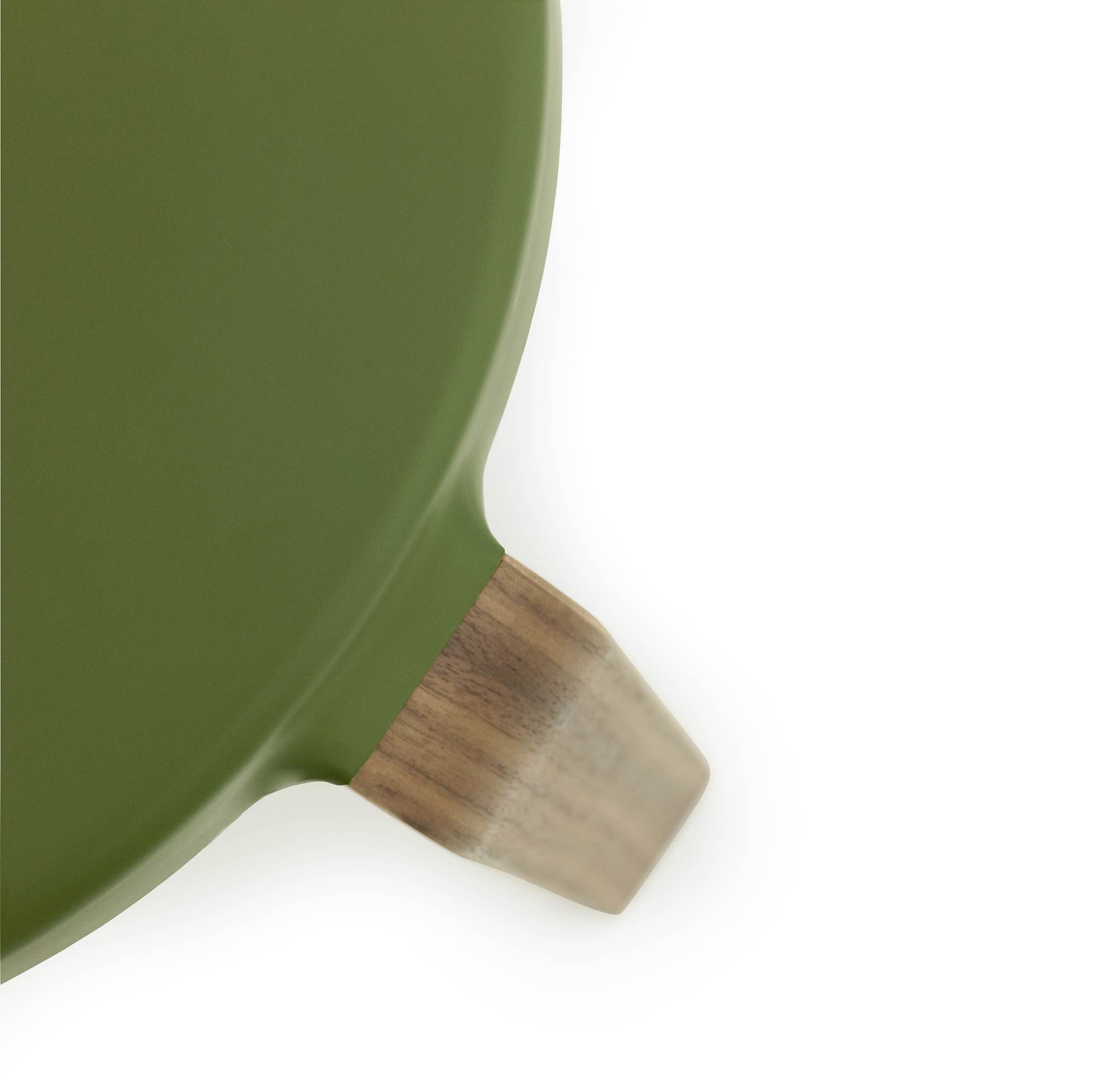 Detailaufnahme vom grünen Normann Copenhagen Tap Hocker mit Holzbeinen auf weißem Hintergrund.