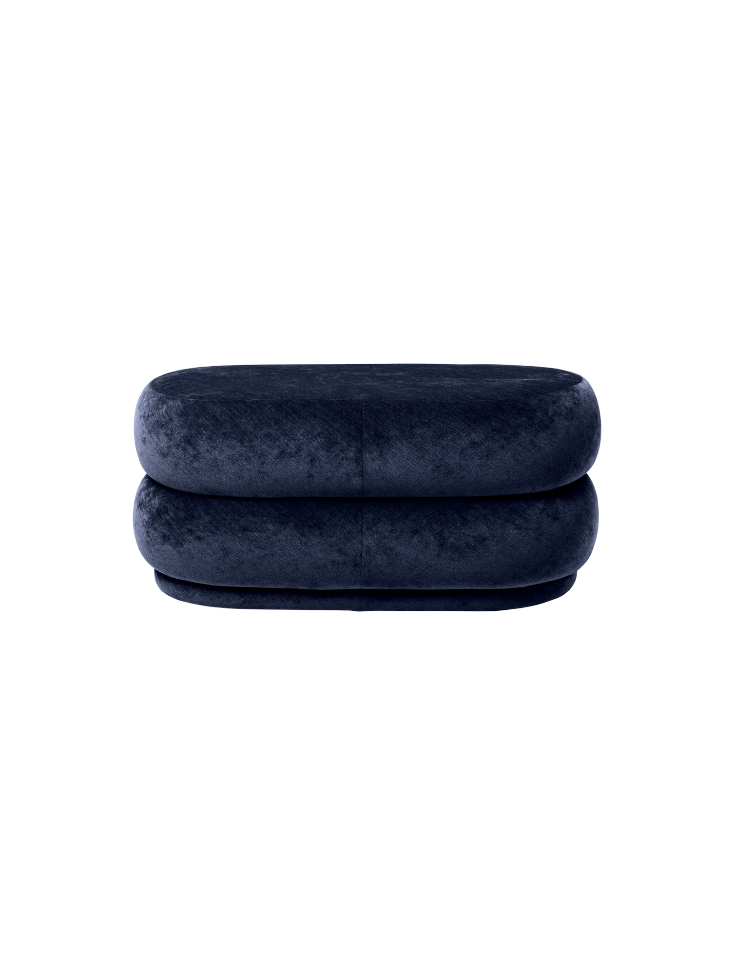 Ovaler Ferm Living Pouf Hocker aus blauem Samt, modernes Möbeldesign für Wohnzimmer.