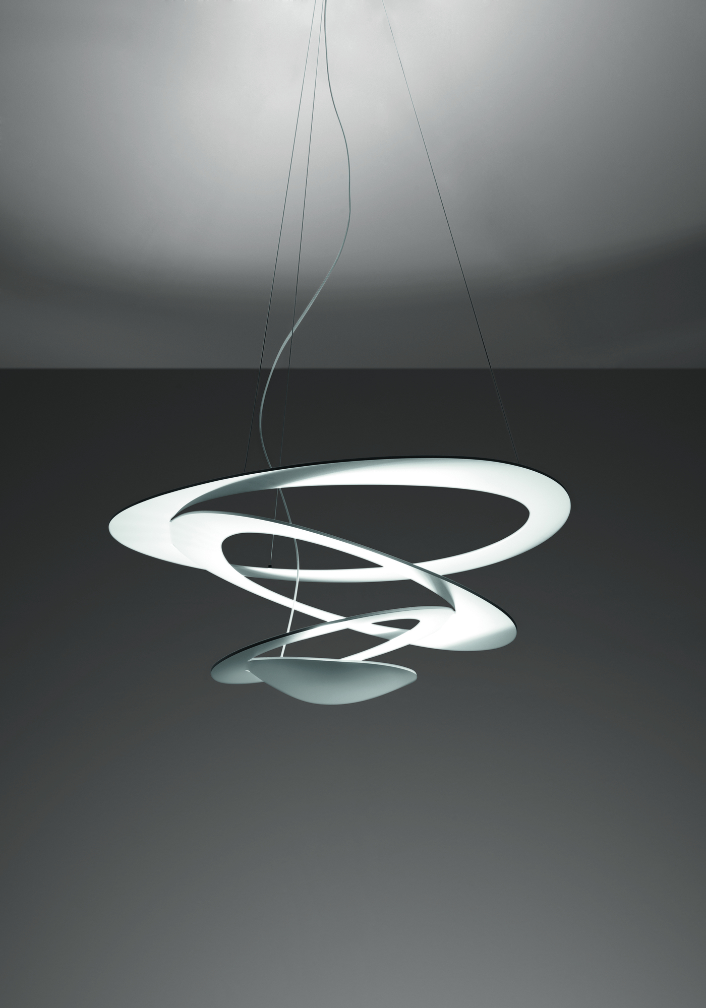 Weiße Artemide Pirce Mini Pendelleuchte: Modernes Design mit geschwungenen Formen und indirektem Licht.