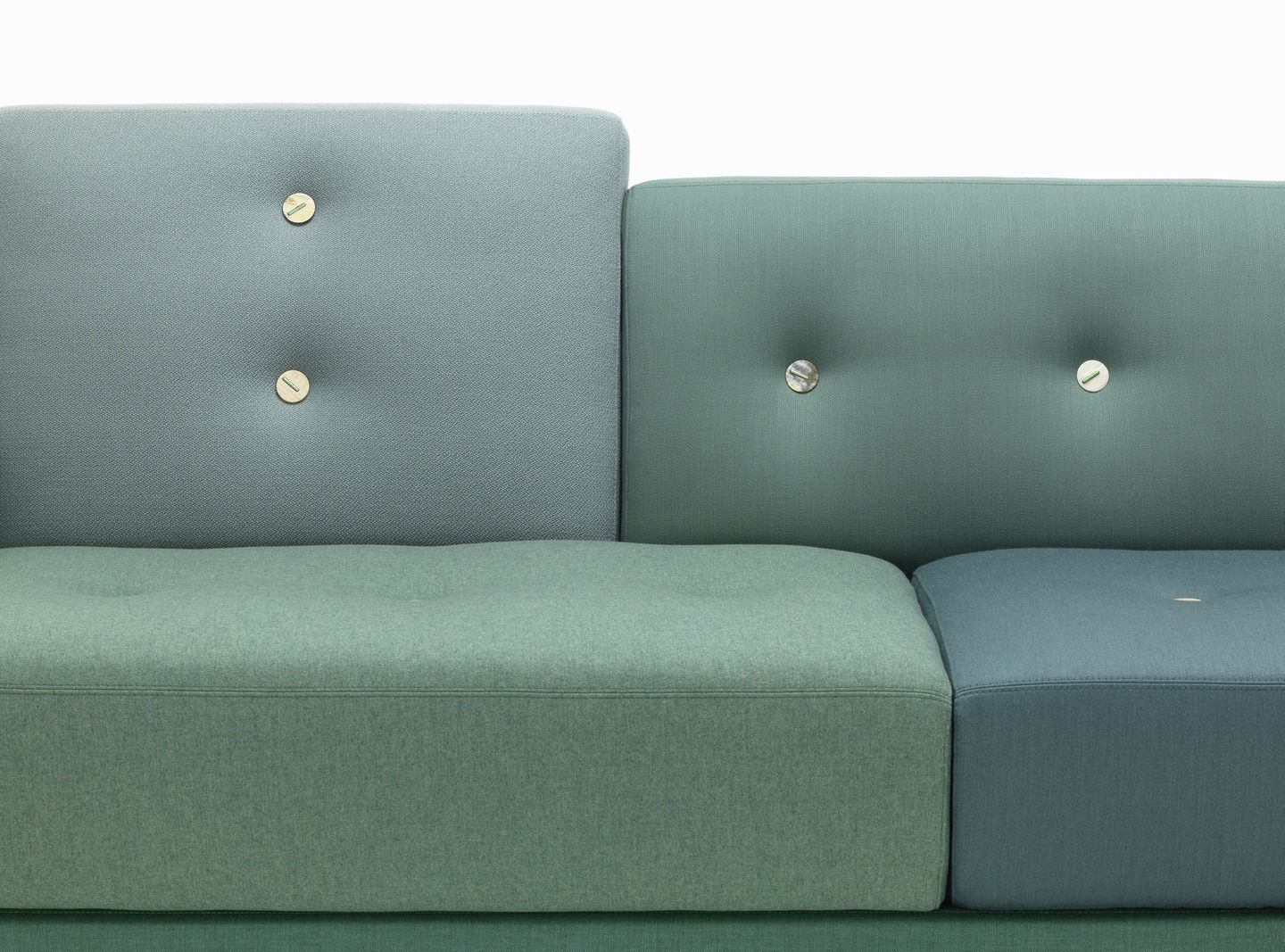 Detailaufnahme des modularen Vitra Polder Sofas in verschiedenen Grüntönen mit Knopfdetails, modernes Wohnzimmerdesign.