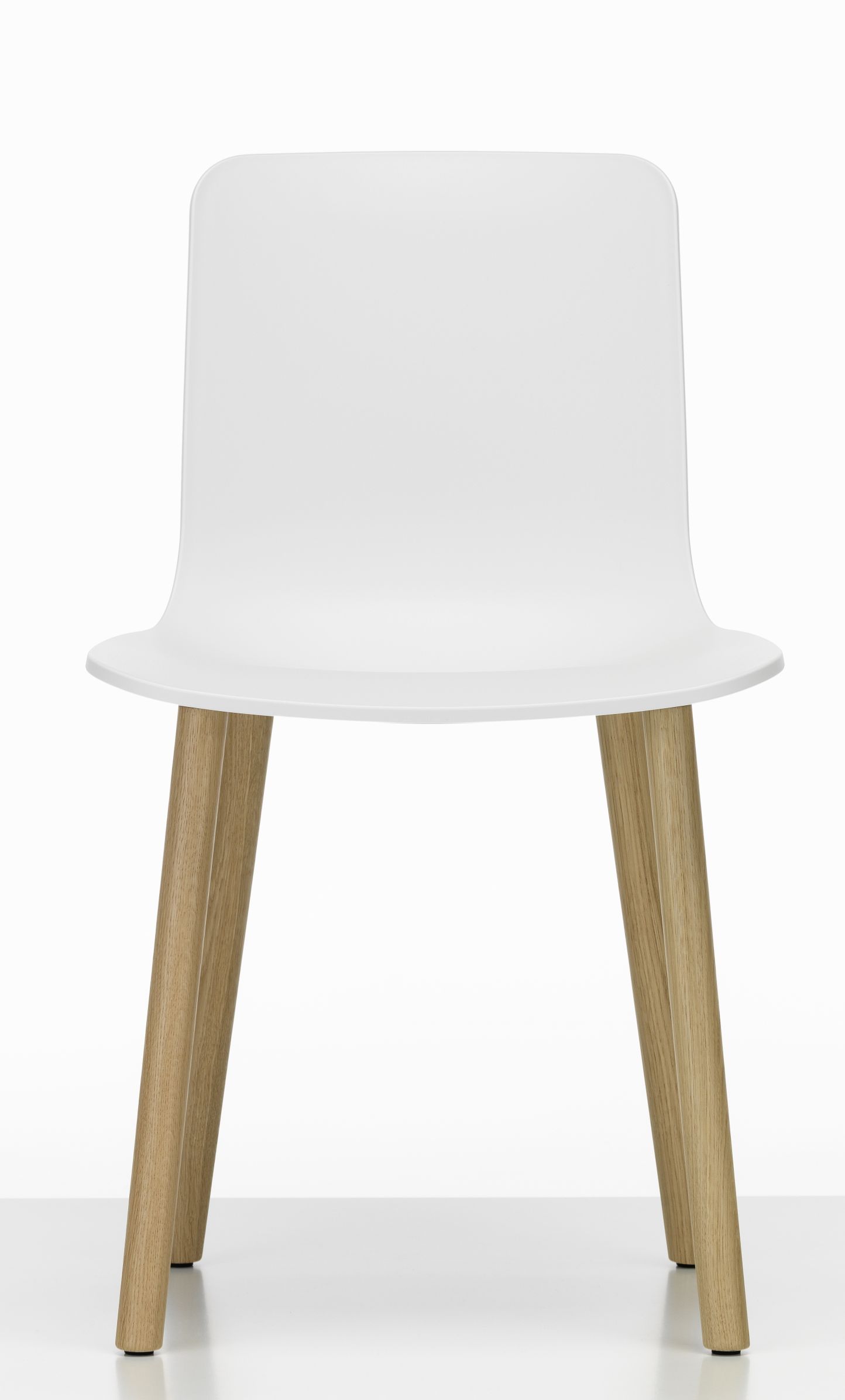 Weißer Hal RE Wood Chair Stuhl von Vitra mit hellen Holzbeinen, Frontansicht für Esszimmer und Büro.