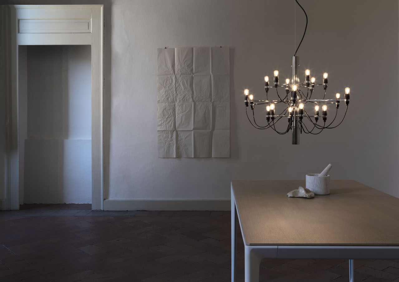 Schwarzer Flos 2097 Kronleuchter mit mattierten Glühbirnen über einem Esstisch, modernes Design.