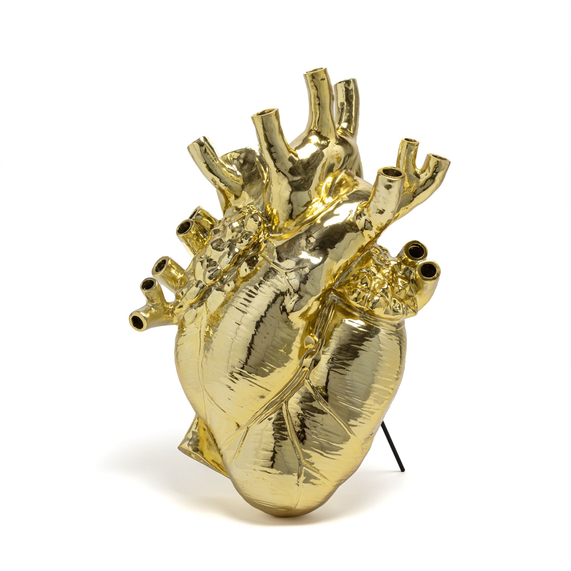 Goldene Love in Bloom Vase von Seletti in Herzform, modernes und einzigartiges Designobjekt.