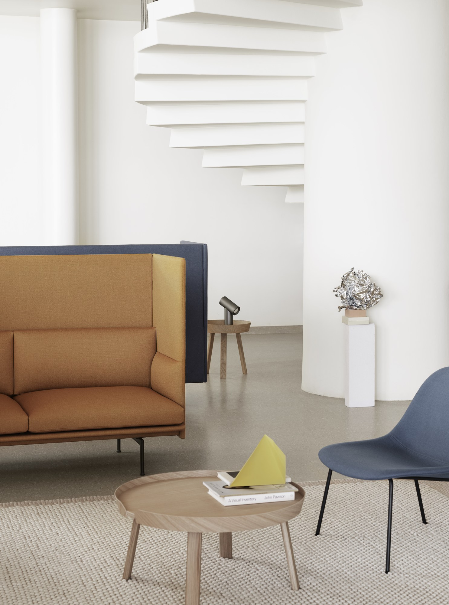 Beiger Pebble Rug Teppich von Muuto im modernen Wohnzimmer mit Sofa, Tisch und Stuhl.