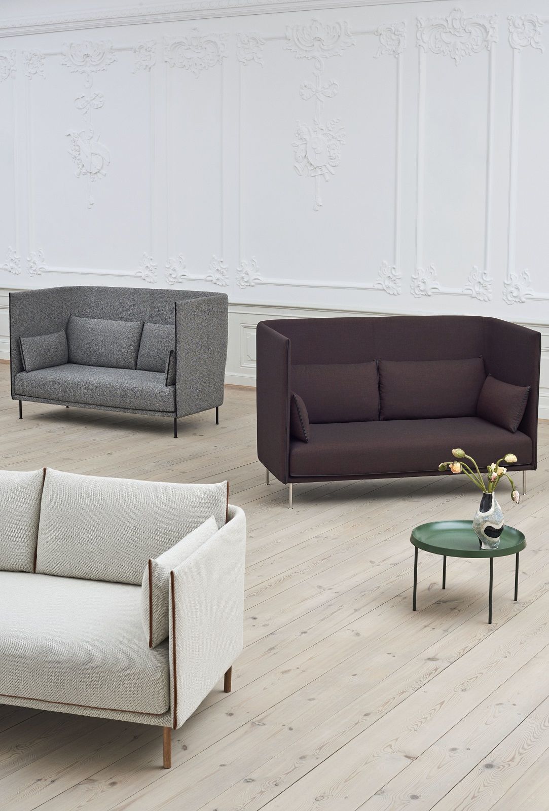 Nahaufnahme von drei Silhouette Sofas mit hoher Rückenlehne von Hay in verschiedenen Farben.