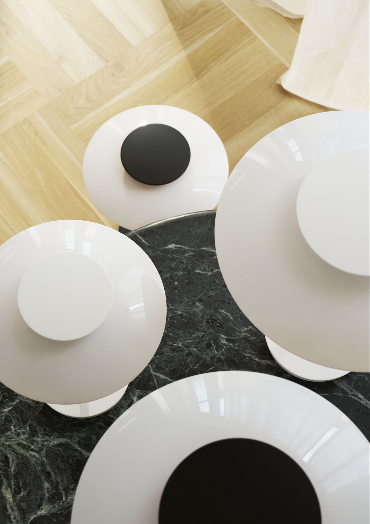 Draufsicht von mehreren PH 80 Tischleuchten von Louis Poulsen auf einem Marmortisch, modernes Design.