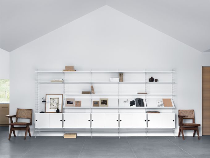 Weißes String Regalsystem für das Wohnzimmer, mit Schränken und Regalböden von G String Furniture.