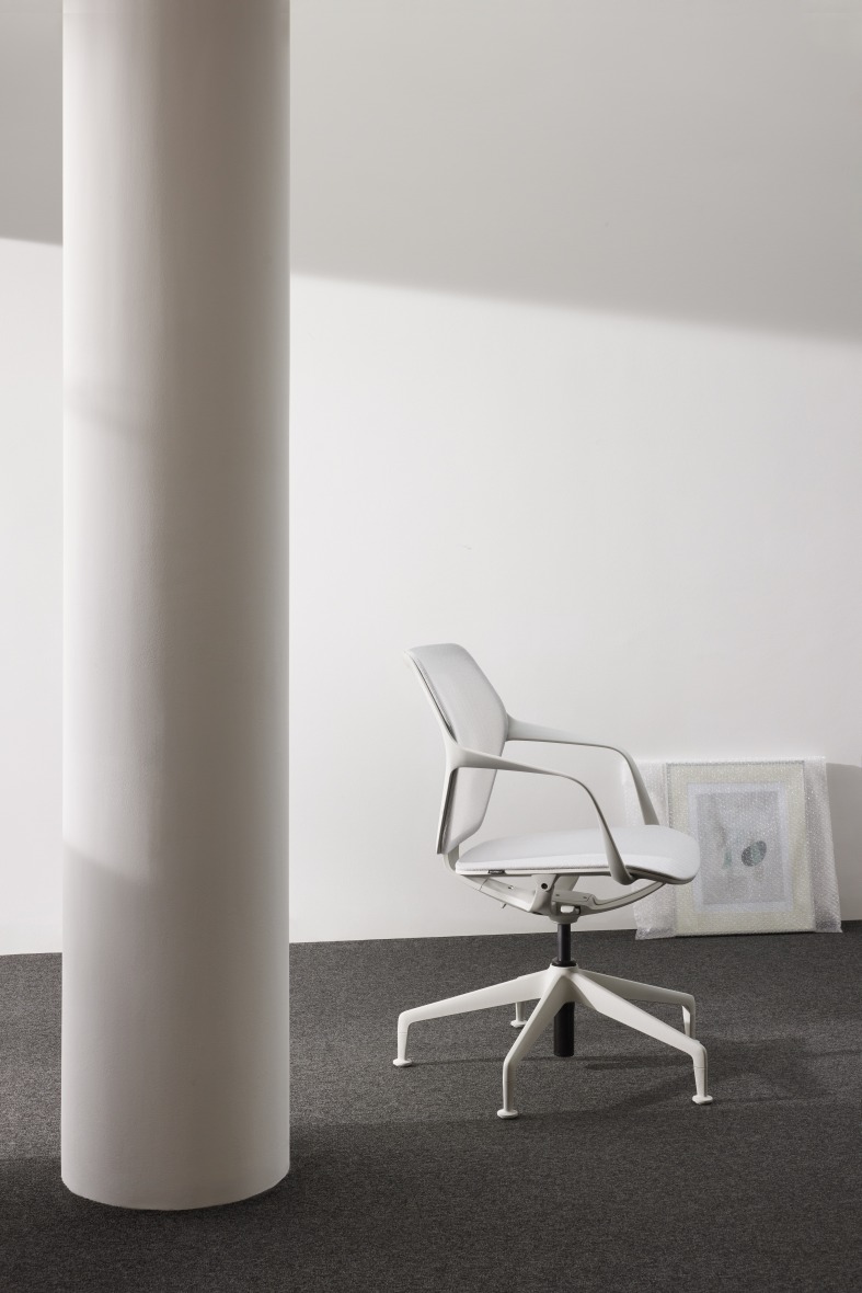 Ray Work 9220 Bürodrehstuhl von Brunner, weißer ergonomischer Bürostuhl mit Armlehnen und fünfbeinigen Fußkreuz für modernes Büro.