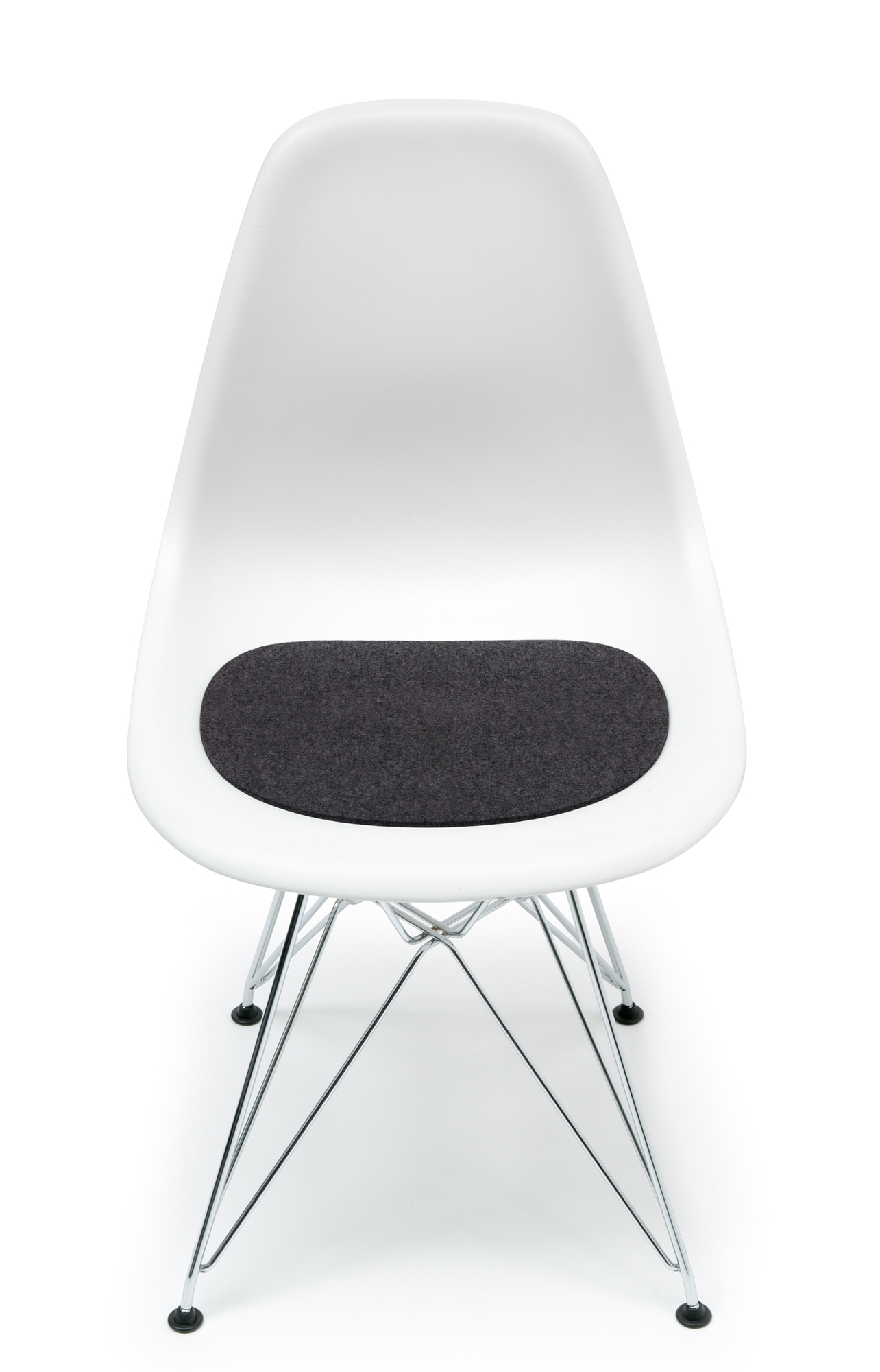 Weißer Eames Plastic Side Chair mit graphitfarbener Filz Sitzauflage von Hey Sign. Bequeme Stuhlauflage.