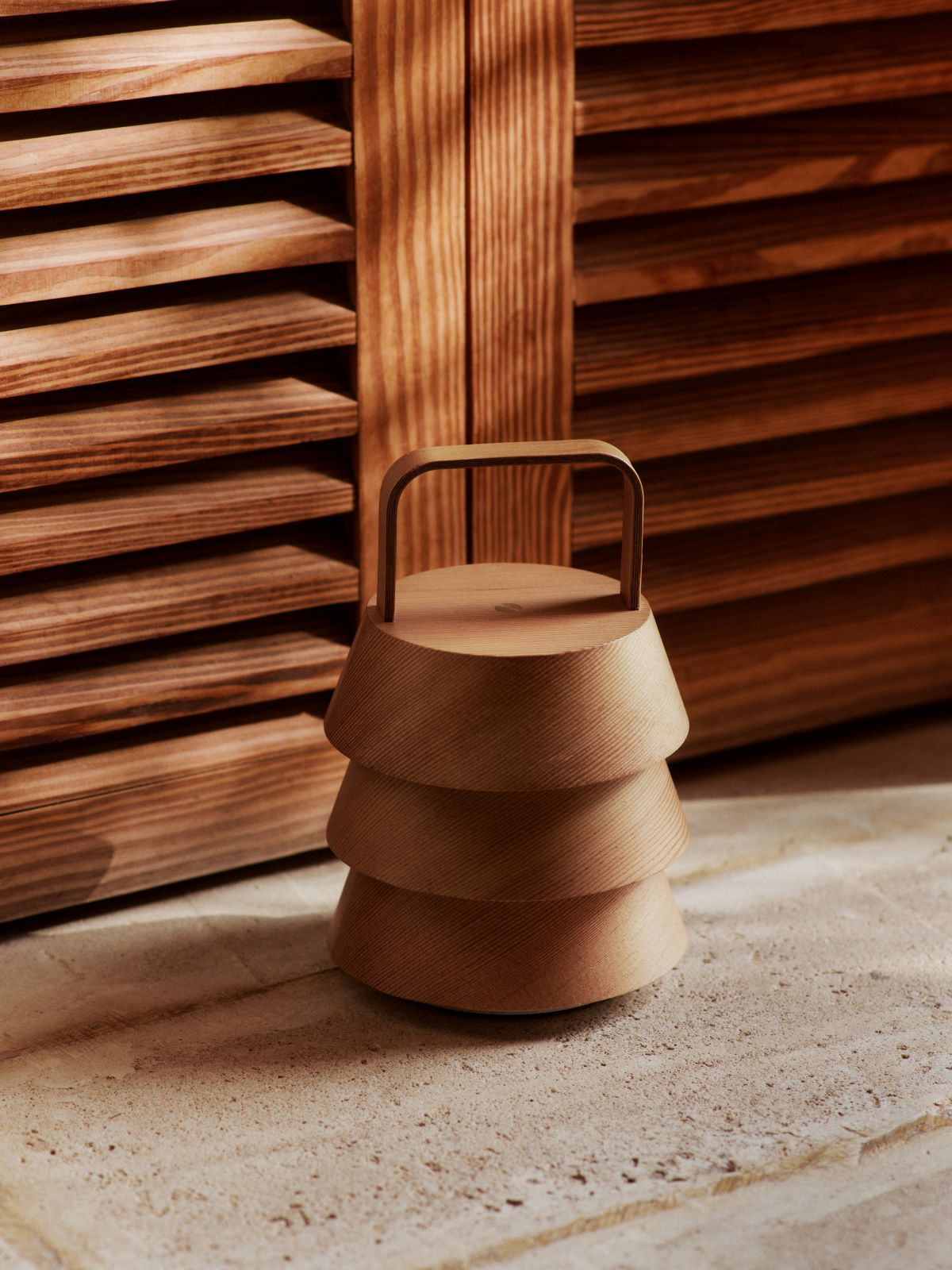 Luver Tischleuchte von Ferm Living aus Holz, tragbare Lampe für den Innenbereich.