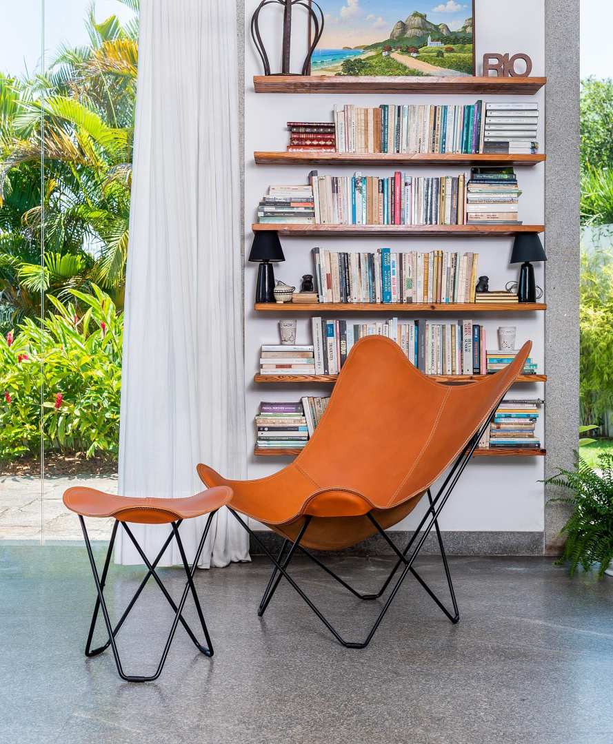 Pampa Mariposa Butterfly Chair Sessel Cuero mit Hocker, braunes Leder, schwarzes Gestell.