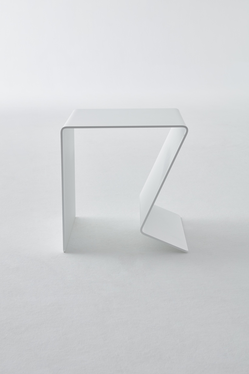 Weißer Buk  Beistelltisch von Müller Möbelwerkstätten, minimalistisches Design für Wohnzimmer und Büro.