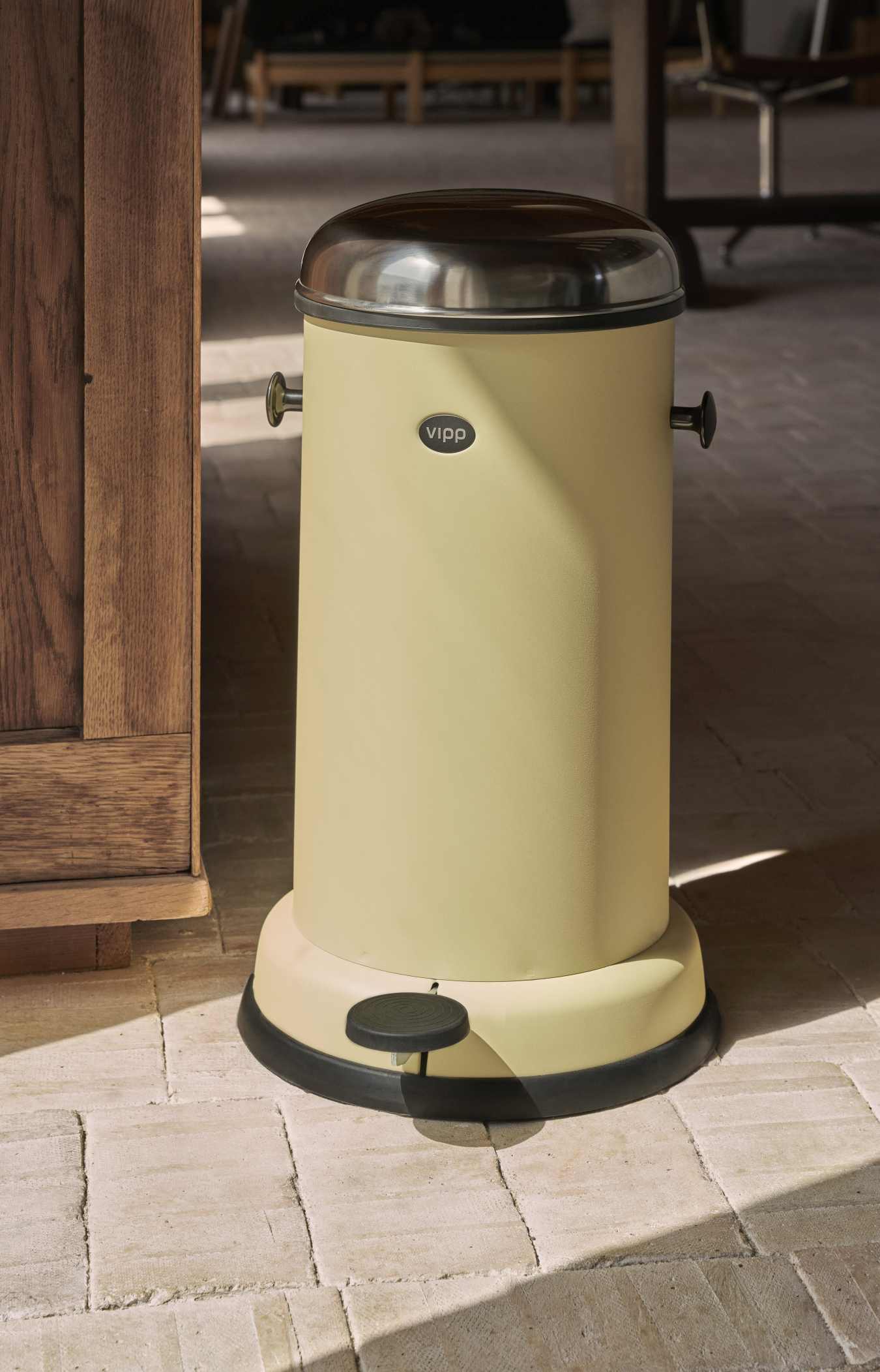 Marie´s Yellow Vipp Treteimer Limited Edition aus Stahl mit Edelstahldeckel und schwarzem Fußtritt.