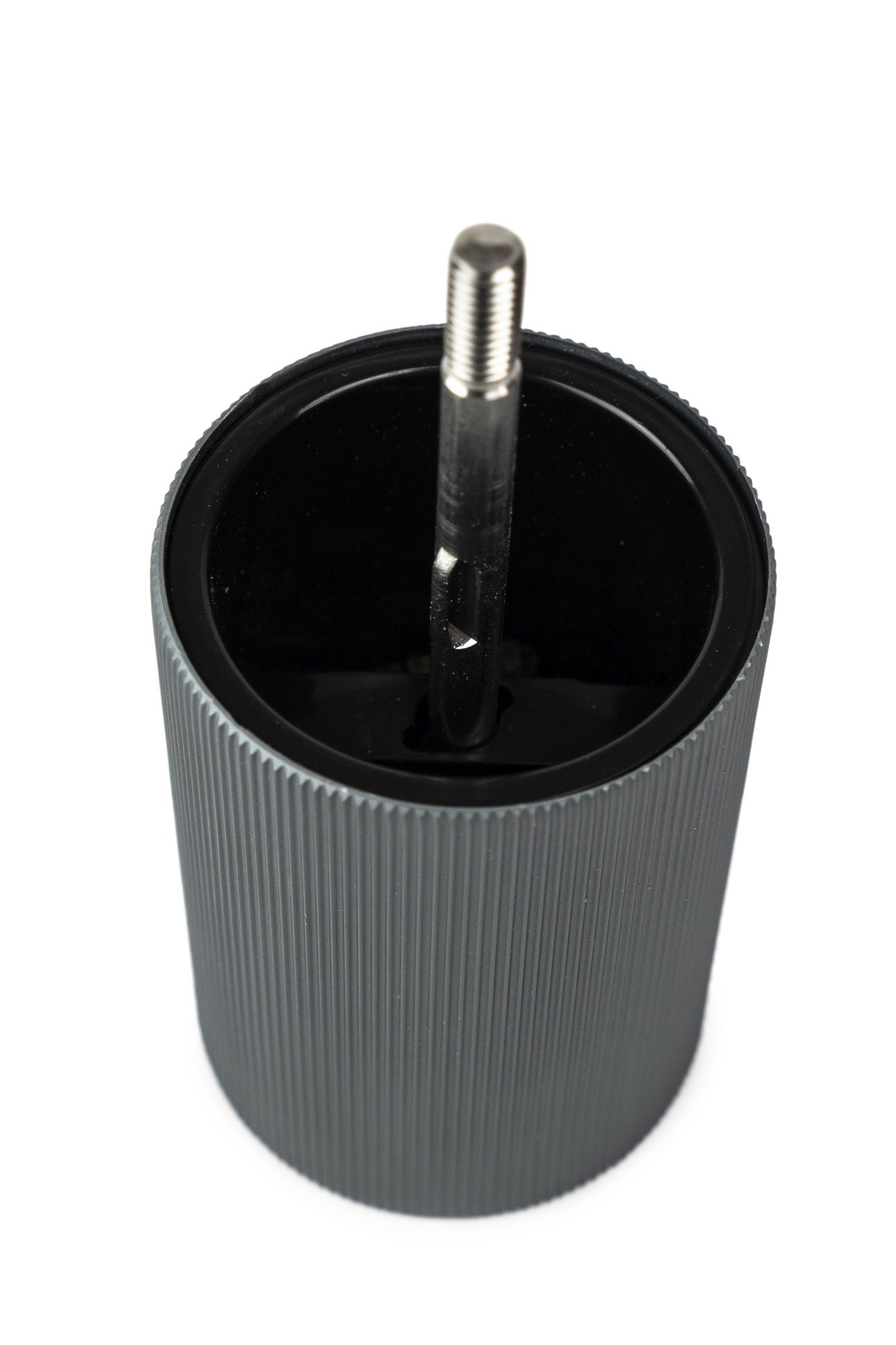 Detailaufnahme der Peugeot Line Pfeffermühle H 18 cm in Graphit und Carbon, Blick in das Mahlwerk.