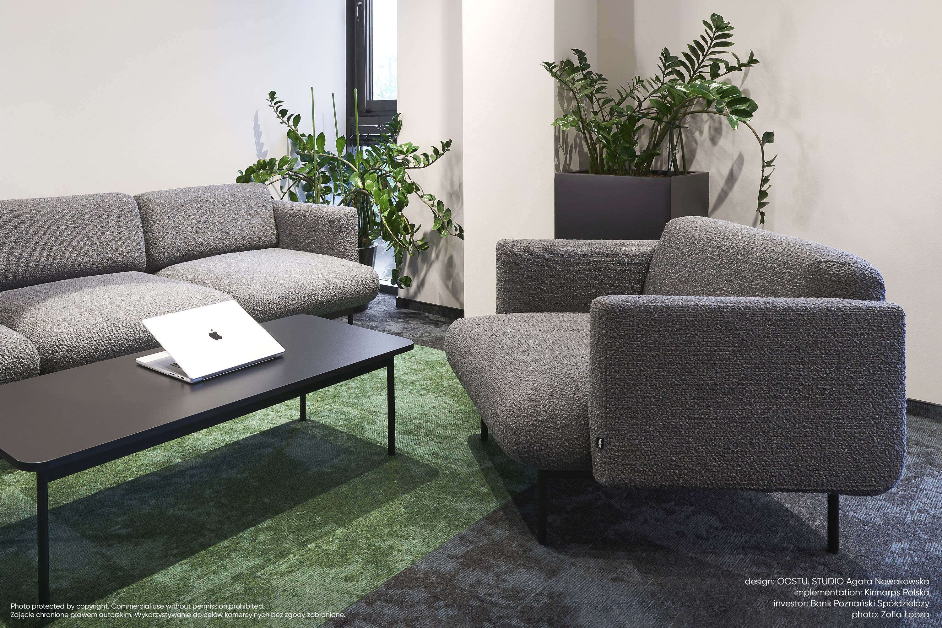 Grauer fora FR 421 Sessel Bejot mit Sofa und Tisch in modernem Büroambiente.