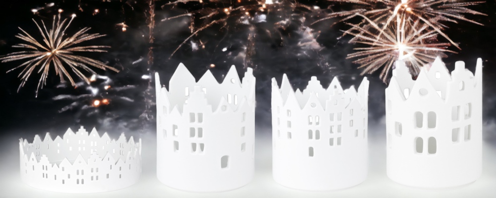 Zuhause Lichthaus Stadtlichter 4er Set von Räder, weiße Porzellan Windlichter mit Stadtsilhouette vor Feuerwerk.