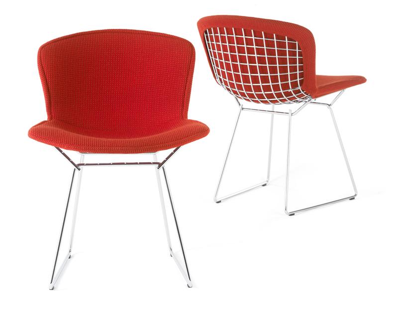 Roter Bertoia Stuhl mit Vollpolsterung von Knoll International, Drahtgestell und Chromfuß, zwei Ansichten.