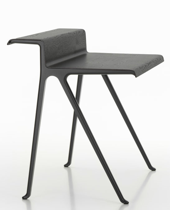 Schwarzer Courier Schreibtisch von Vitra mit drei Beinen und minimalistischem Design für moderne Arbeitsbereiche.