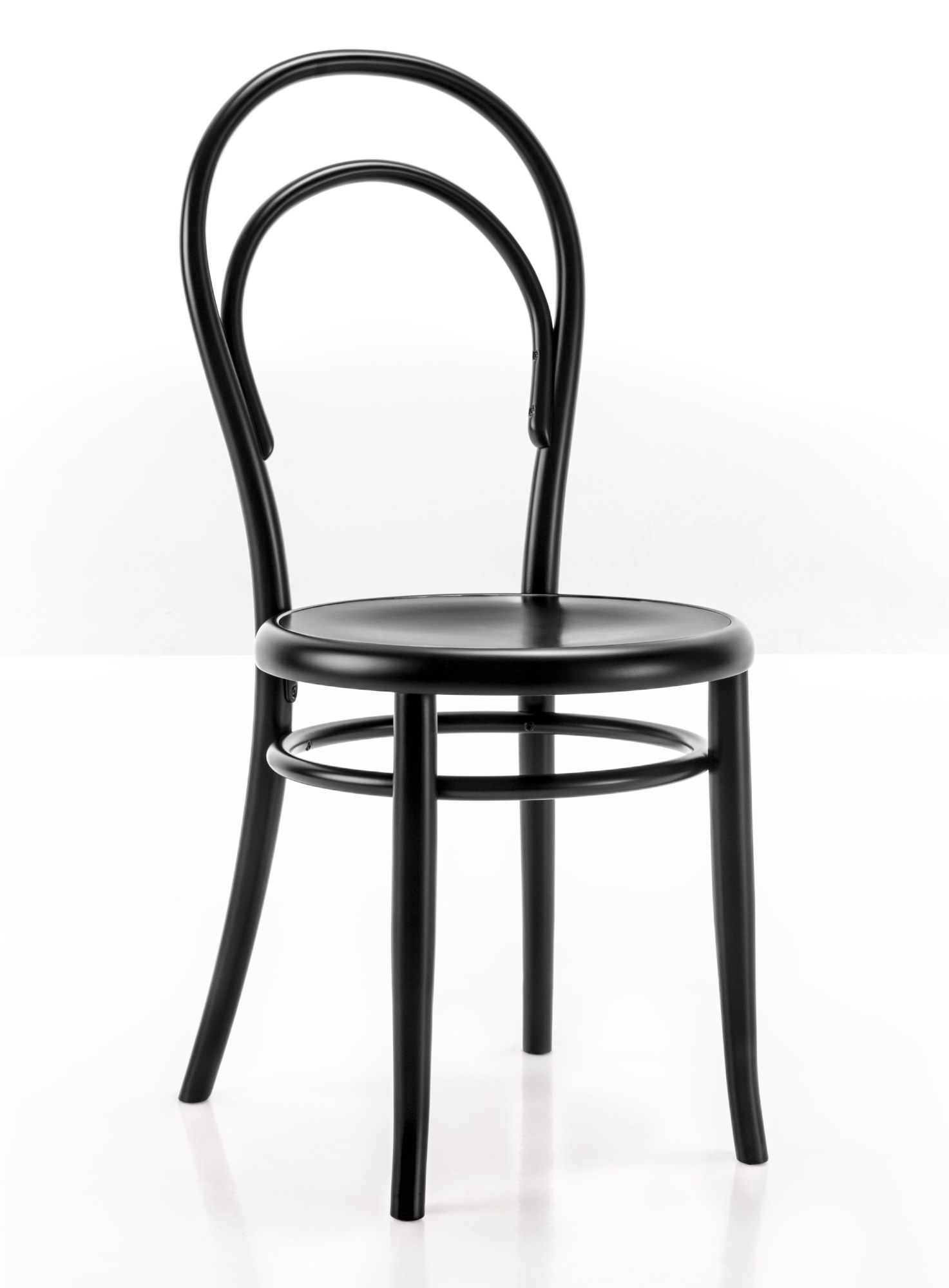 Schwarzer N. 14 Stuhl von Wiener GTV Design, Bugholzstuhl mit runder Sitzfläche und geschwungener Rückenlehne.